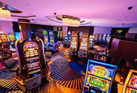 Tampilan permainan Three Card Poker langsung dengan dealer profesional di platform rp 777